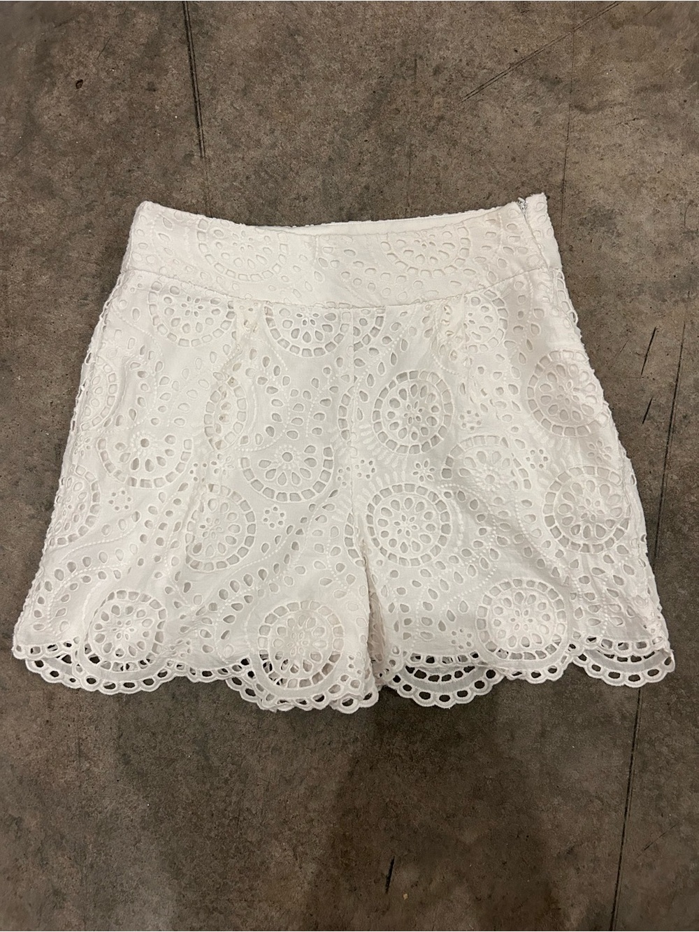 Express White Eyelet Embroidered High Rise Shorts Size 2 Lined Scalloped